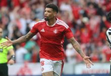 Juninho comemora gol do Internacional contra o Botafogo no Beira-Rio