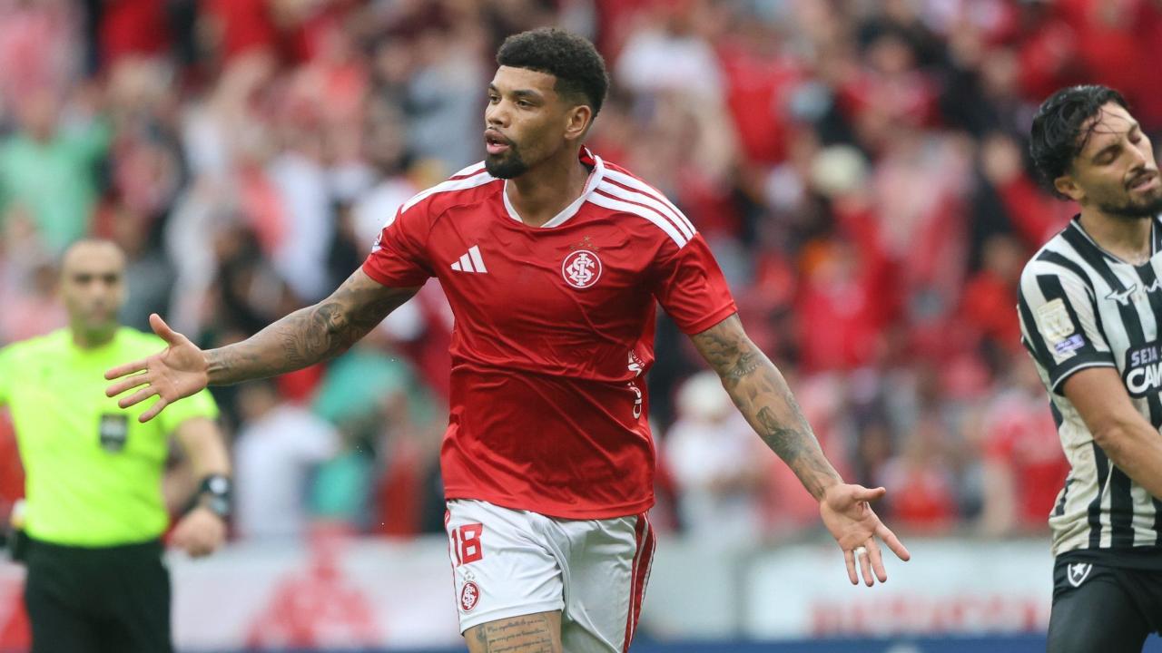 Juninho comemora gol do Internacional contra o Botafogo no Beira-Rio