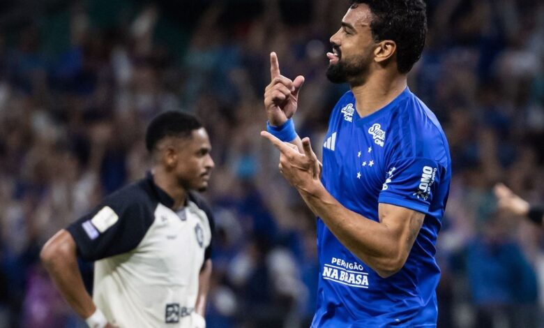 Fabrício Bruno comemora o gol da vitória do Cruzeiro sobre o Remo