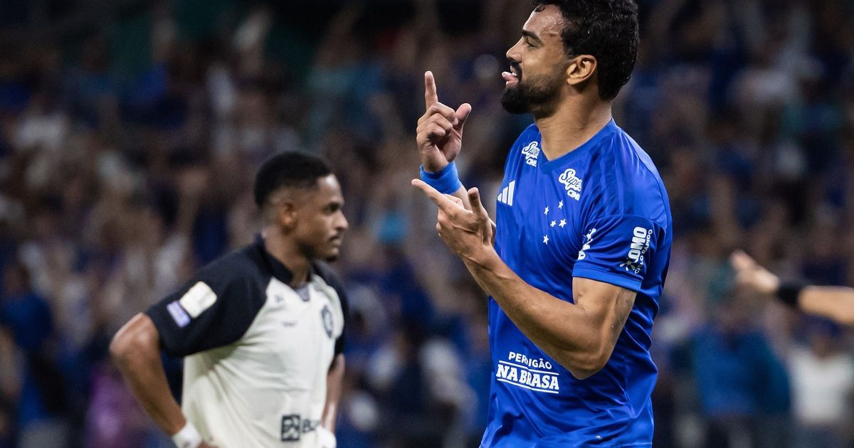 Fabrício Bruno comemora o gol da vitória do Cruzeiro sobre o Remo