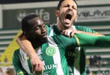 Bolasie comemora com companheiro na vitória da Chapecoense sobre o Fluminense na Arena Condá