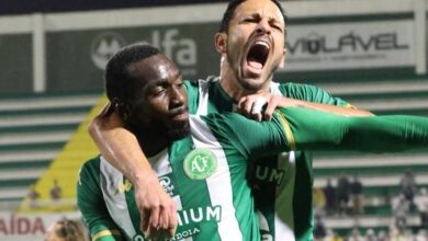 Bolasie comemora com companheiro na vitória da Chapecoense sobre o Fluminense na Arena Condá