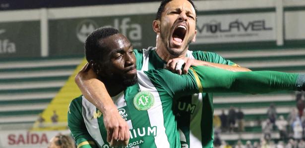 Bolasie comemora com companheiro na vitória da Chapecoense sobre o Fluminense