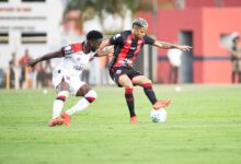 Erick em ação no empate entre Vitória e Athletico-PR, no Barradão