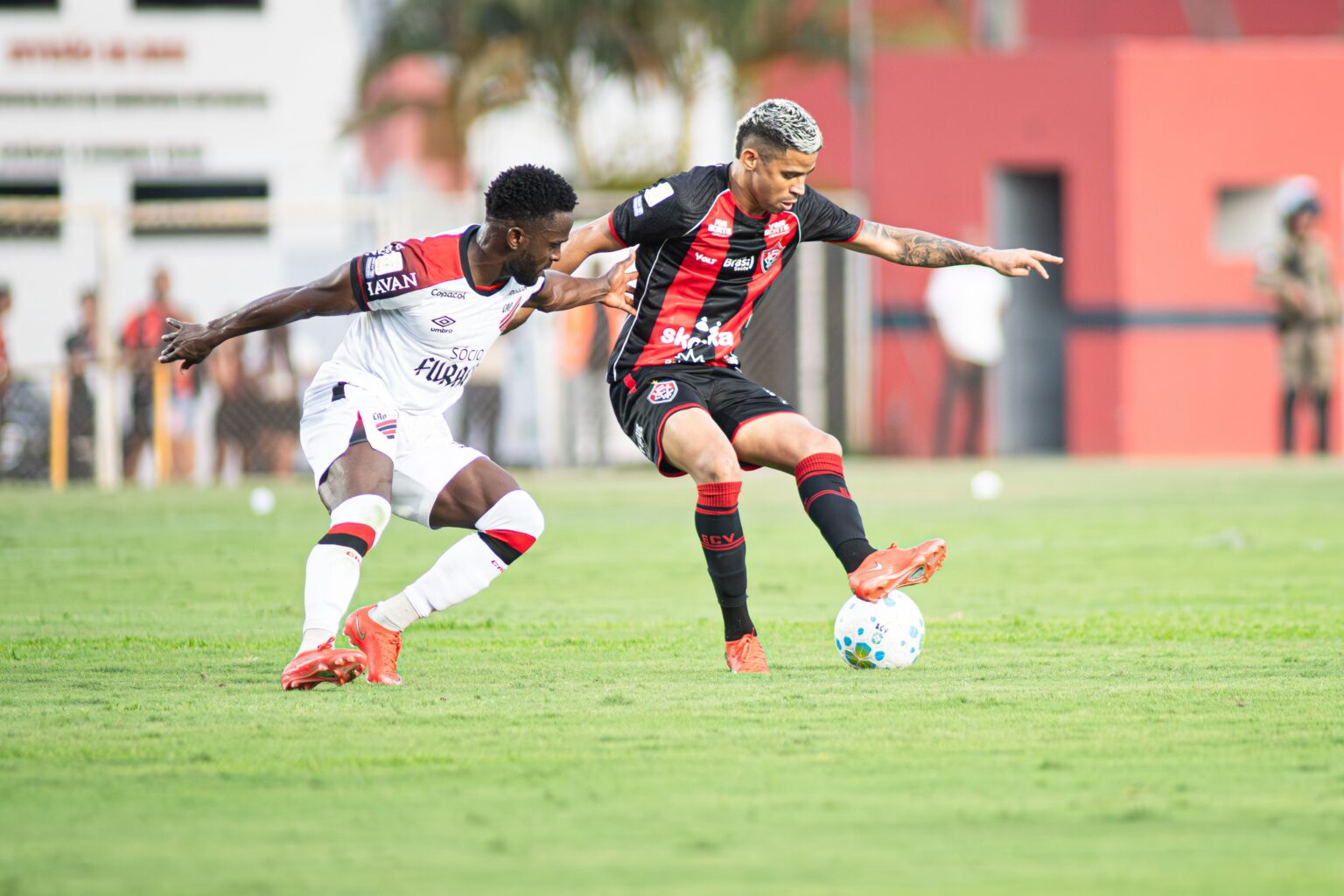Erick em ação no empate entre Vitória e Athletico-PR, no Barradão