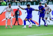 Jogadores de Palmeiras e Bragantino disputam a partida na Arena Crefisa Barueri