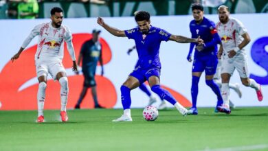 Jogadores de Palmeiras e Bragantino disputam a partida na Arena Crefisa Barueri
