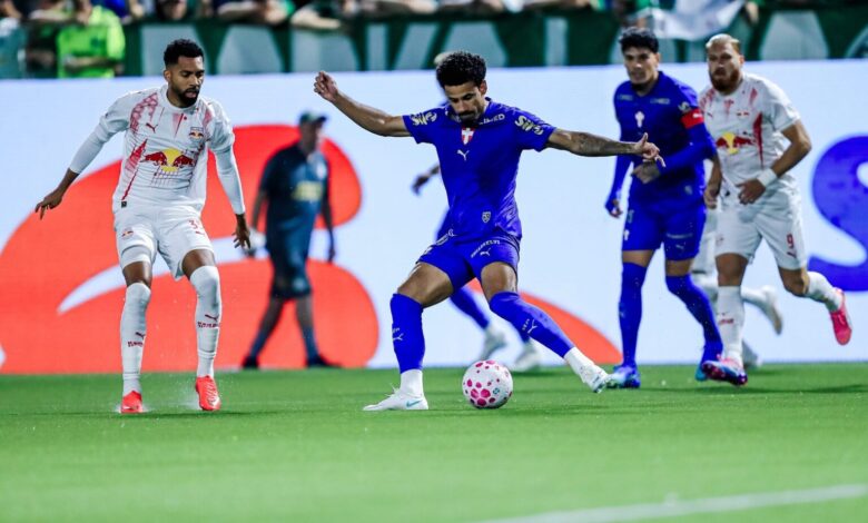 Jogadores de Palmeiras e Bragantino disputam a partida na Arena Crefisa Barueri