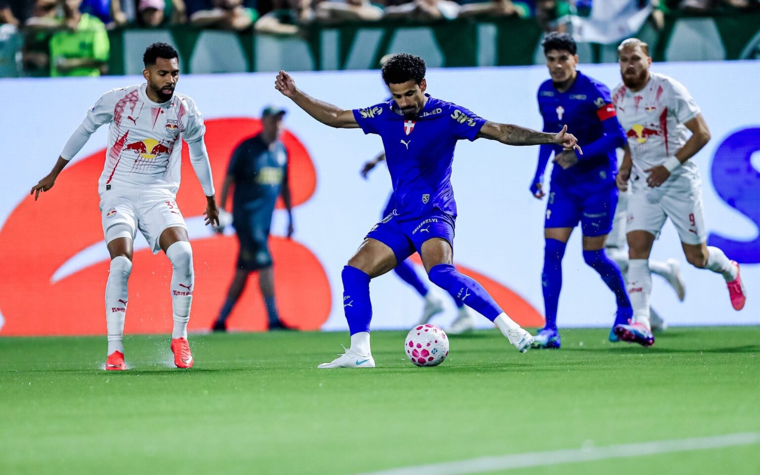 Jogadores de Palmeiras e Bragantino na Arena Crefisa Barueri