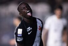 Marino Hinestroza comemora na vitória do Vasco sobre o Corinthians em São Januário