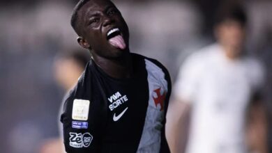 Marino Hinestroza comemora na vitória do Vasco sobre o Corinthians em São Januário