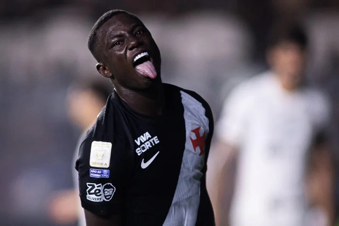 Marino Hinestroza comemora na vitória do Vasco sobre o Corinthians