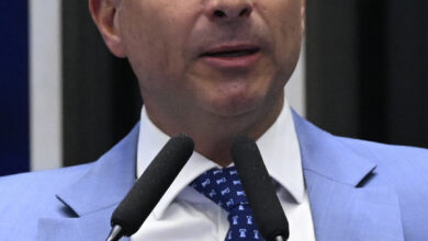 Flávio Bolsonaro discursa na tribuna do Senado em 1º de setembro de 2026.